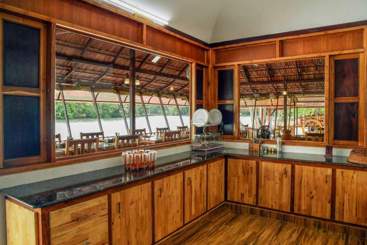Stayvista At La Riva Heritage Villa With Bicycle Alappuzha Exterior photo
